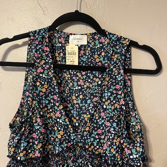 Everly Floral Sleeveless‎ Blouse Top NWT Sz Med - Picture 4 of 5
